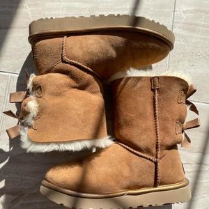 Uggs size 6 Bailey bow